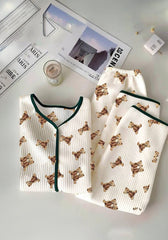 بيچامة “Teddy Hugs” قطيفة مططلّة – أبيض بطبعة دببة