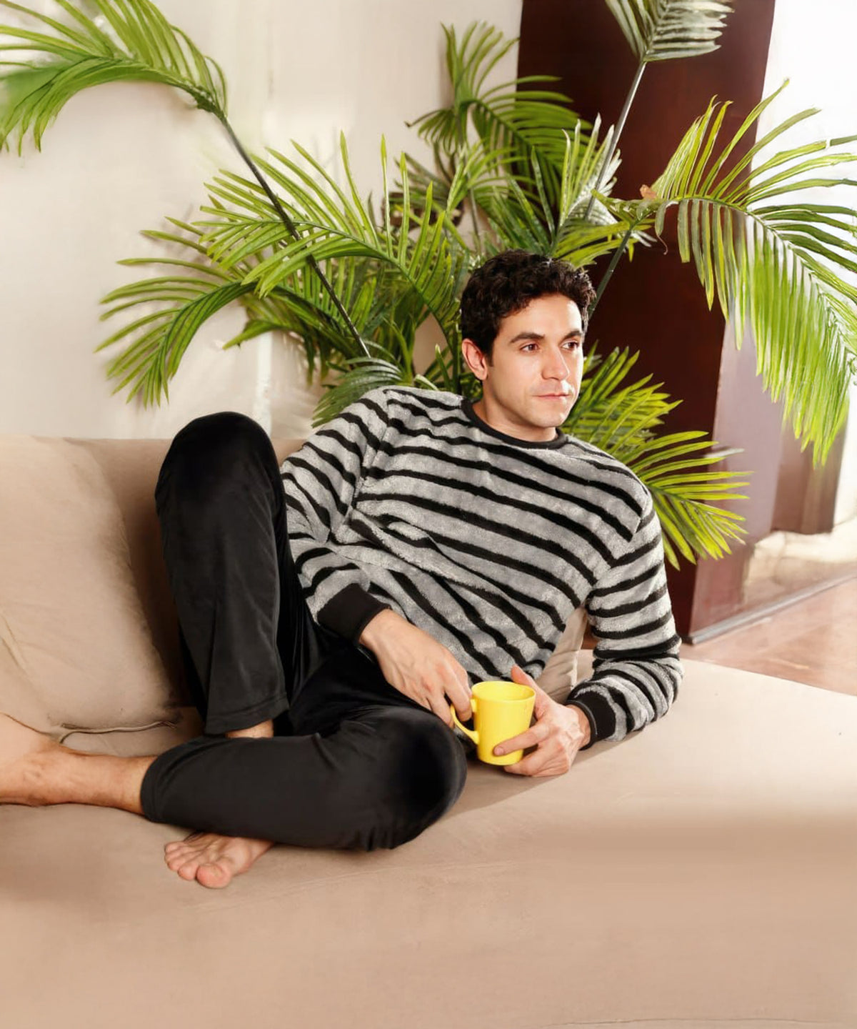 بيچامة رجالي شتوي قطيفة هايدي مستورد – رمادي بخطوط سوداء